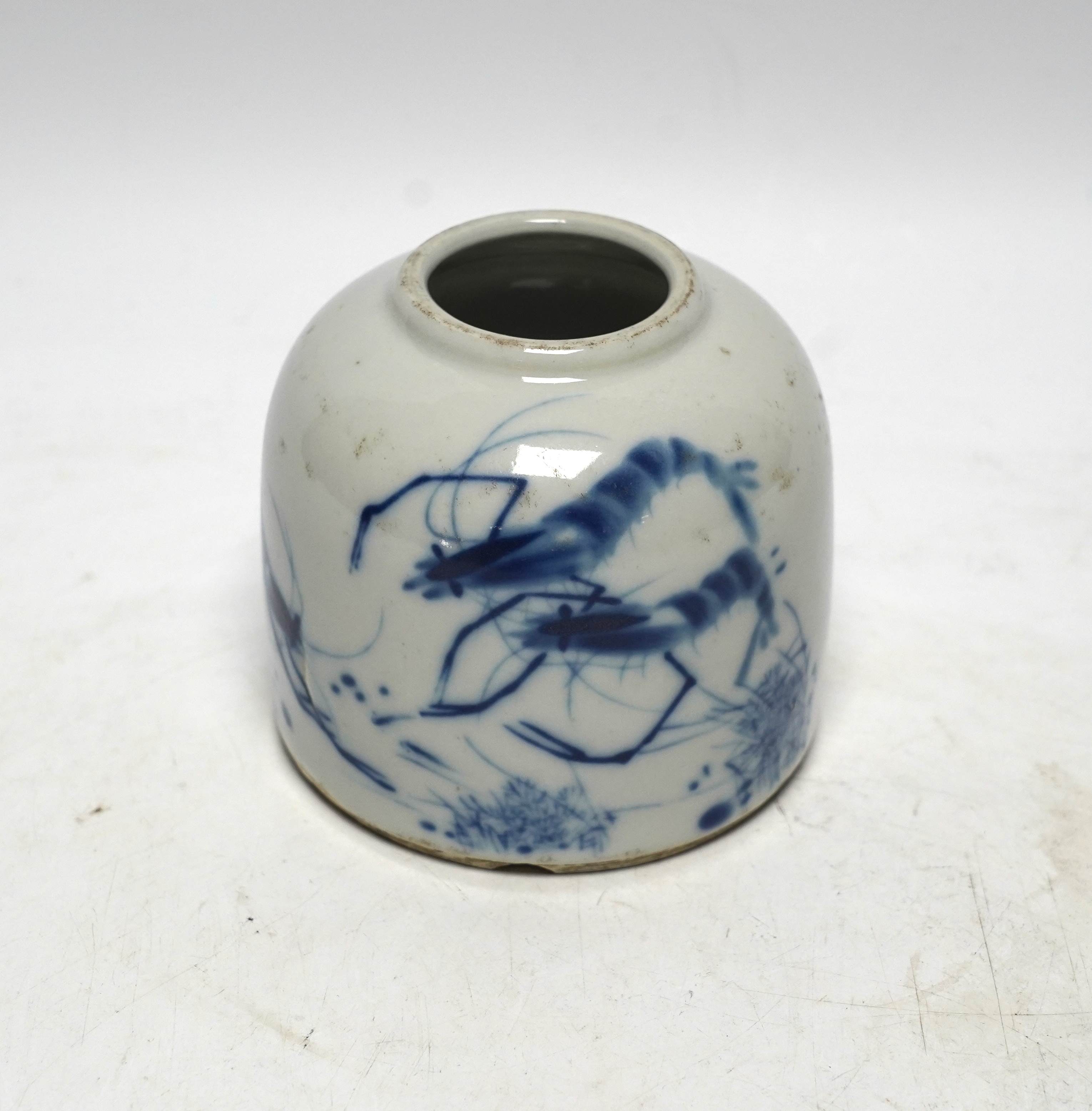 A Chinese blue and white brush pot, possibly Republic period, decorated with crayfish, 8.5cm